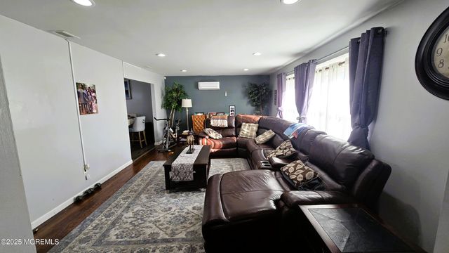 7 Stradford Road, Parlin, NJ 08859