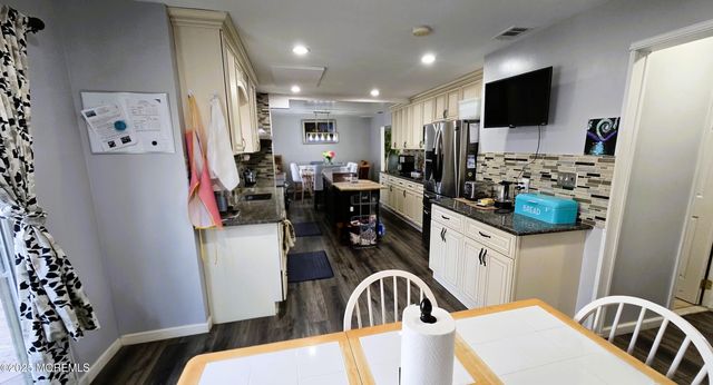 7 Stradford Road, Parlin, NJ 08859