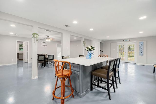 450 N Sunset Boulevard, Holiday Lakes, TX 77515