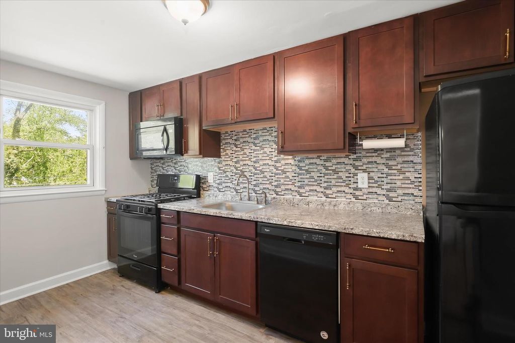 Image 4 of property listing at 1111 LINDEN AVE, Halethorpe, MD 21227