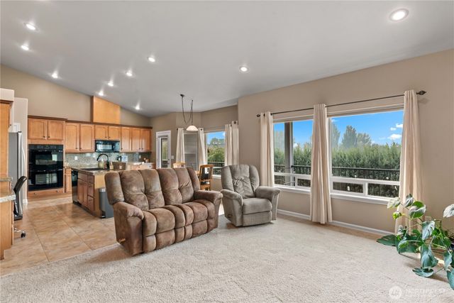 1992 Stoneridge Drive, East Wenatchee, WA 98802