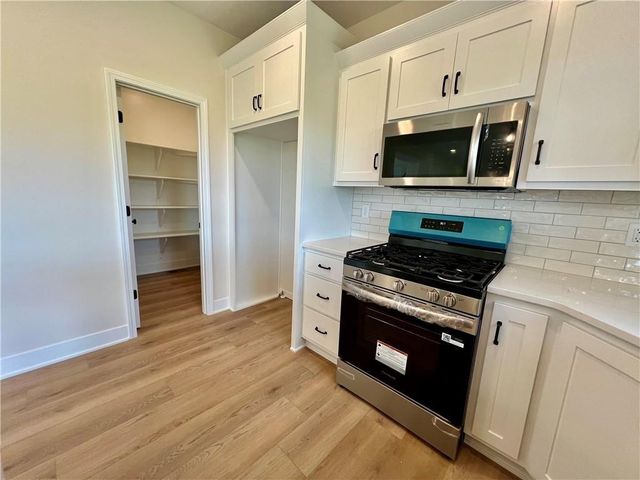 1984 Longview Drive, Liberty, MO 64068