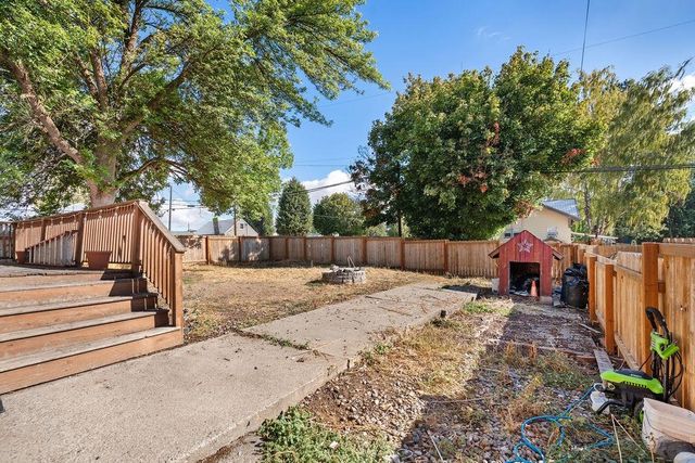 102 S Lake St, Tekoa, WA 99033