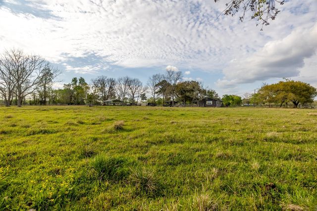 384 County Road 2046, Hull, TX 77564