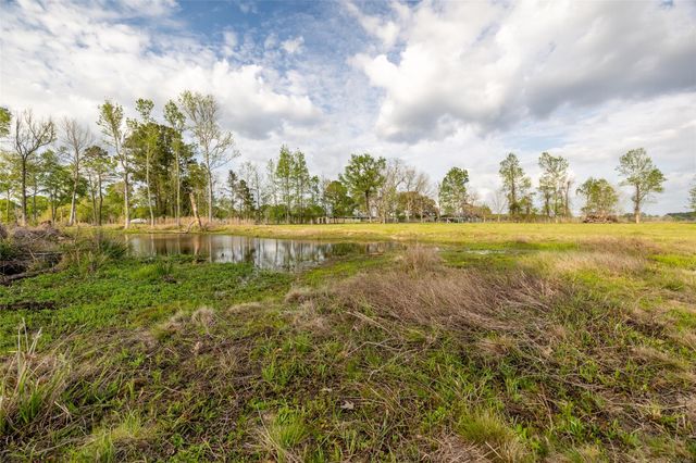 384 County Road 2046, Hull, TX 77564