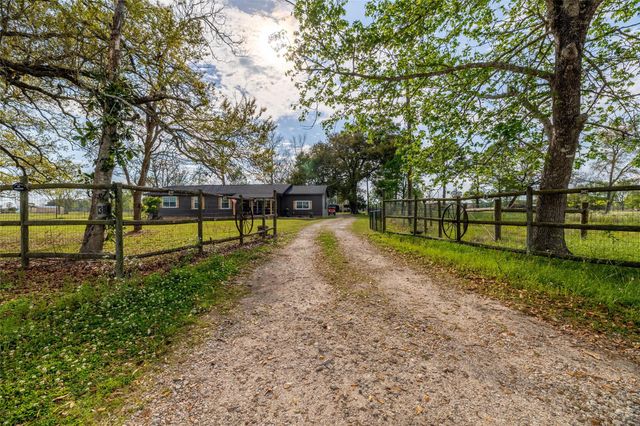 384 County Road 2046, Hull, TX 77564