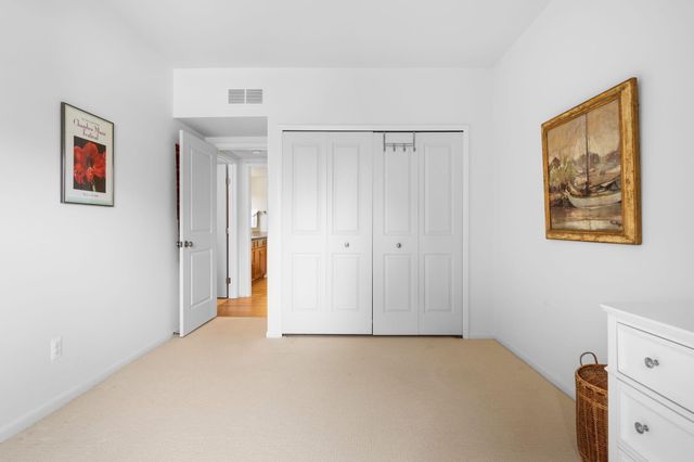 2115 Nature Cove Court 210, Ann Arbor, MI 48104