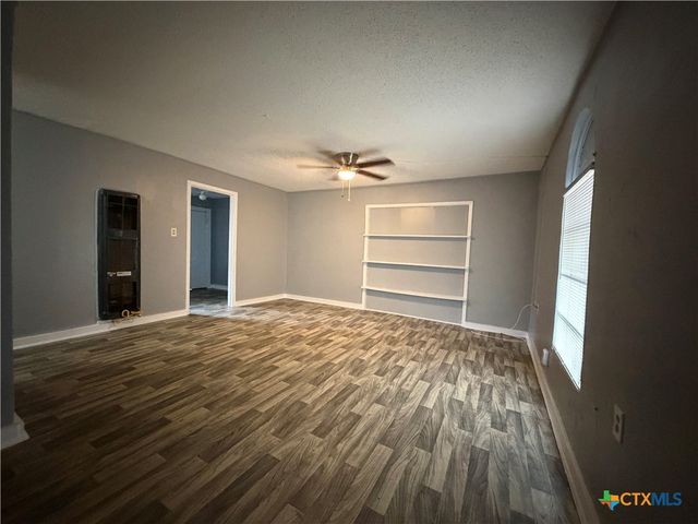 2217 N Guadalupe Street, Seguin, TX 78155