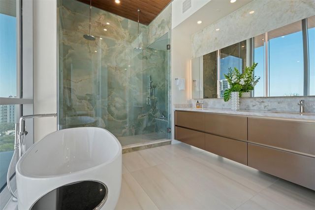 111 GOLDEN GATE POINT 802PH, Sarasota, FL 34236