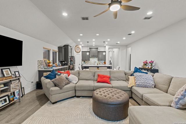 1102 Cadogan Squire, San Antonio, TX 78260