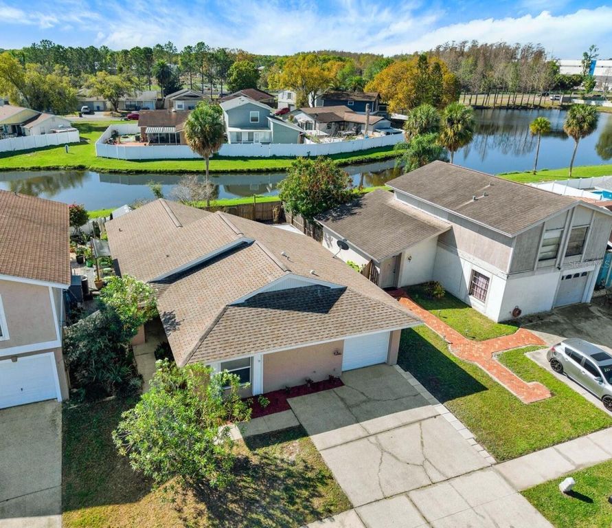 Image 3 of property listing at 10320 FERNBROOK LANE, Tampa, FL 33624