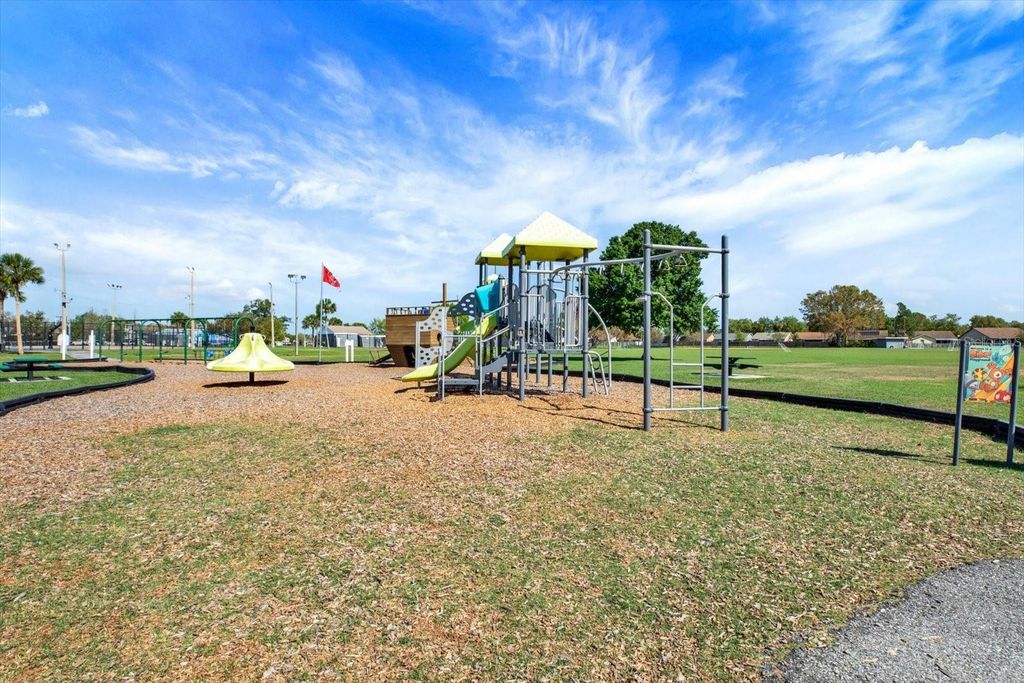 Image 36 of property listing at 10320 FERNBROOK LANE, Tampa, FL 33624