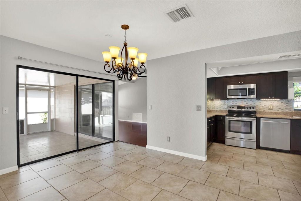 Image 5 of property listing at 10320 FERNBROOK LANE, Tampa, FL 33624