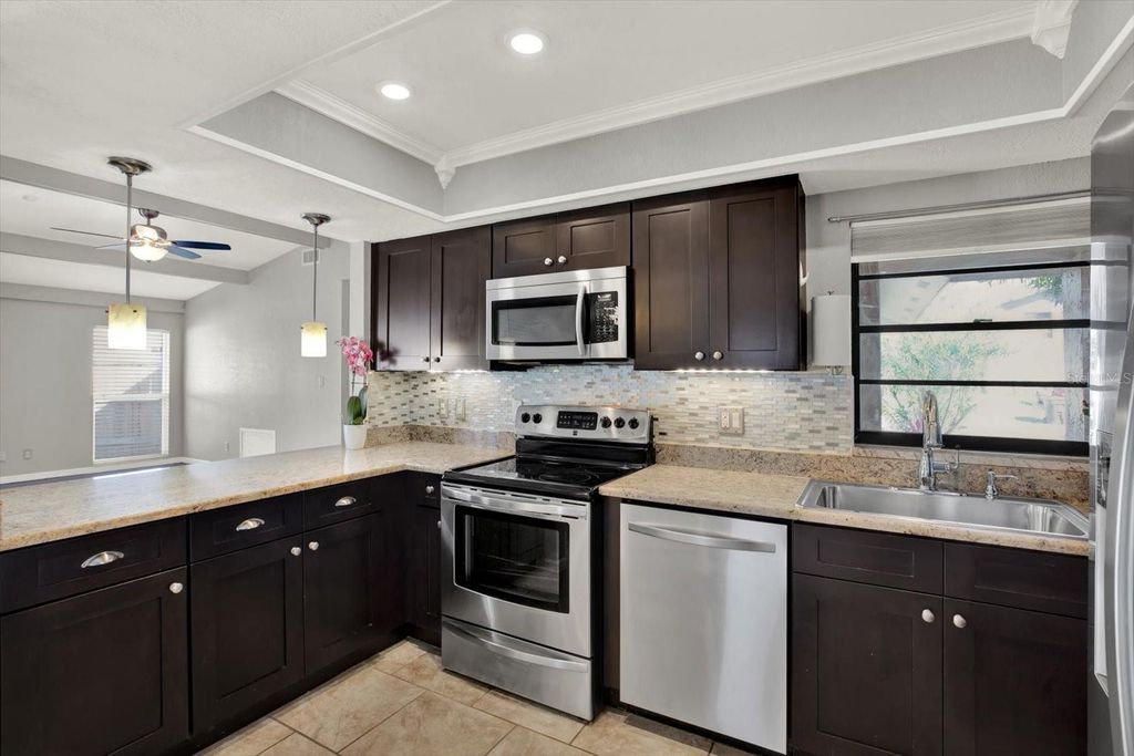 Image 10 of property listing at 10320 FERNBROOK LANE, Tampa, FL 33624