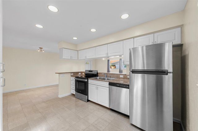 758 NE 13th Ct 7, Fort Lauderdale, FL 33304