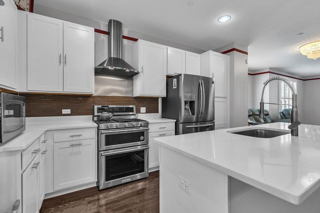 843 Lexington Circle E, Des Plaines, IL 60016