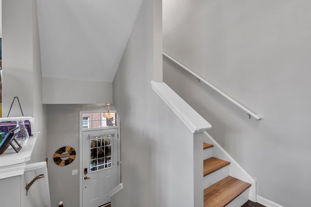 843 Lexington Circle E, Des Plaines, IL 60016