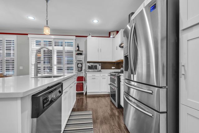 843 Lexington Circle E, Des Plaines, IL 60016