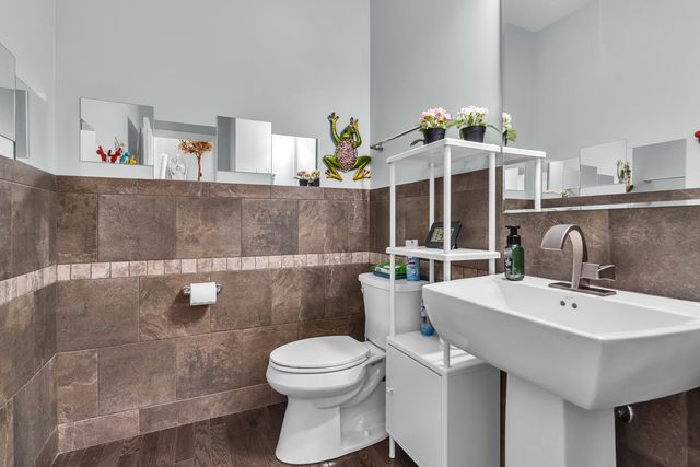 843 Lexington Circle E, Des Plaines, IL 60016