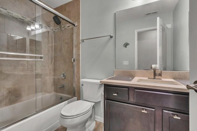 843 Lexington Circle E, Des Plaines, IL 60016