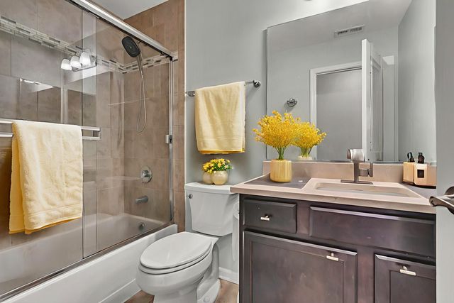 843 Lexington Circle E, Des Plaines, IL 60016