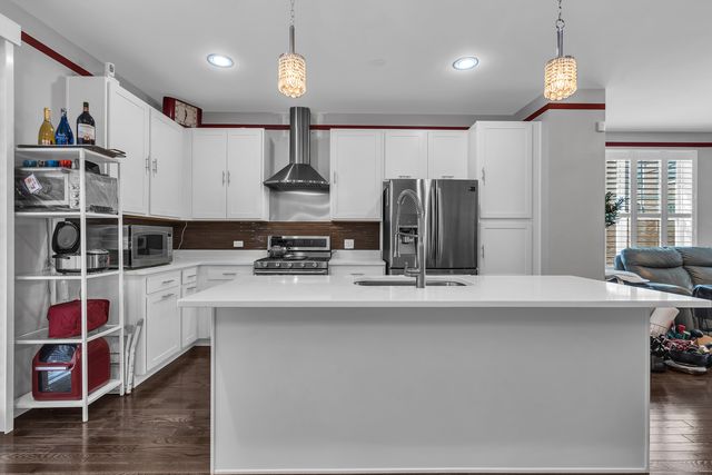 843 Lexington Circle E, Des Plaines, IL 60016