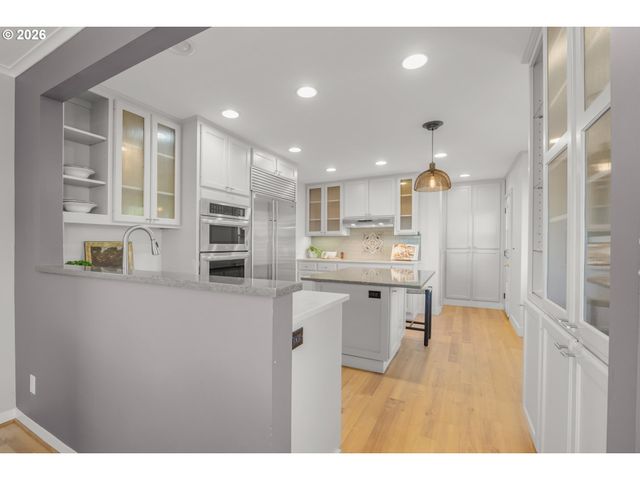 70 Grand View Dr, Eugene, OR 97405