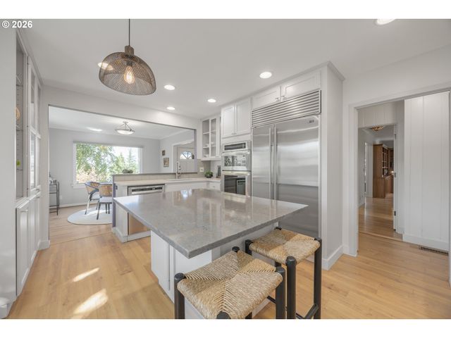 70 Grand View Dr, Eugene, OR 97405