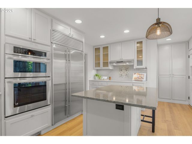 70 Grand View Dr, Eugene, OR 97405