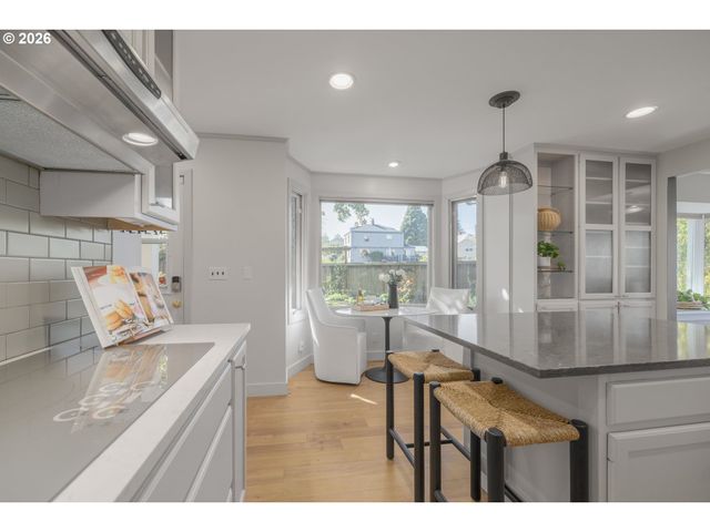 70 Grand View Dr, Eugene, OR 97405