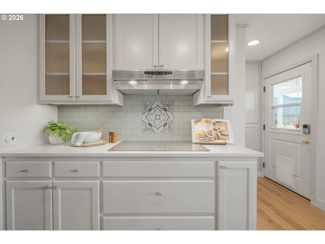 70 Grand View Dr, Eugene, OR 97405