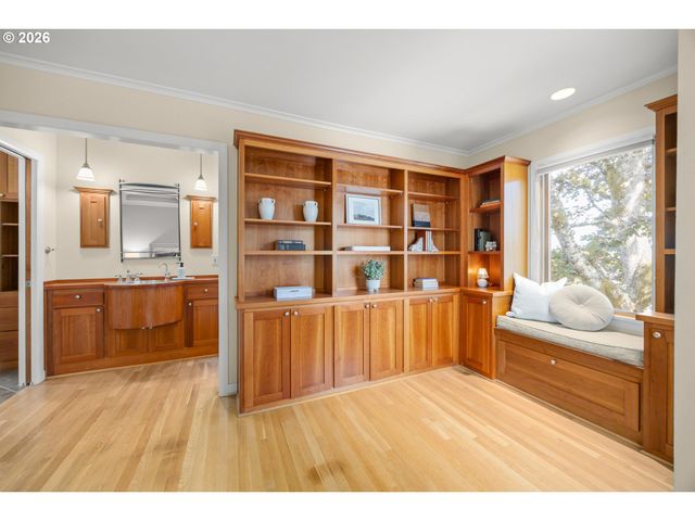 70 Grand View Dr, Eugene, OR 97405