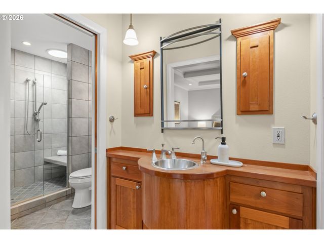 70 Grand View Dr, Eugene, OR 97405