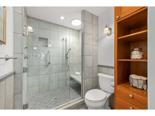 70 Grand View Dr, Eugene, OR 97405