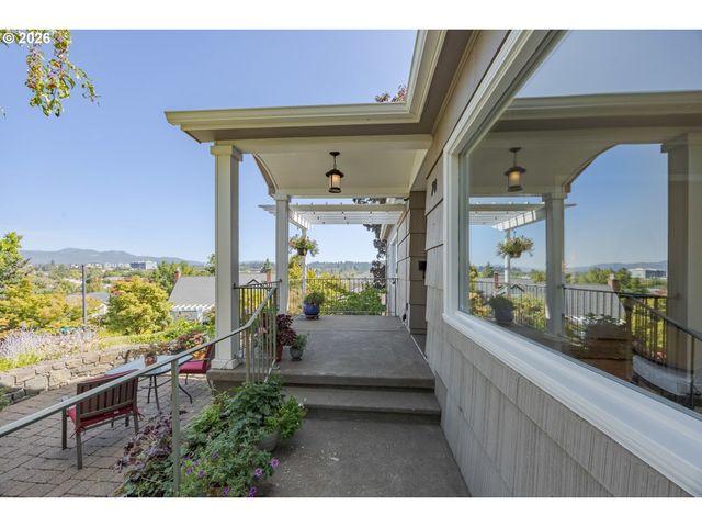 70 Grand View Dr, Eugene, OR 97405