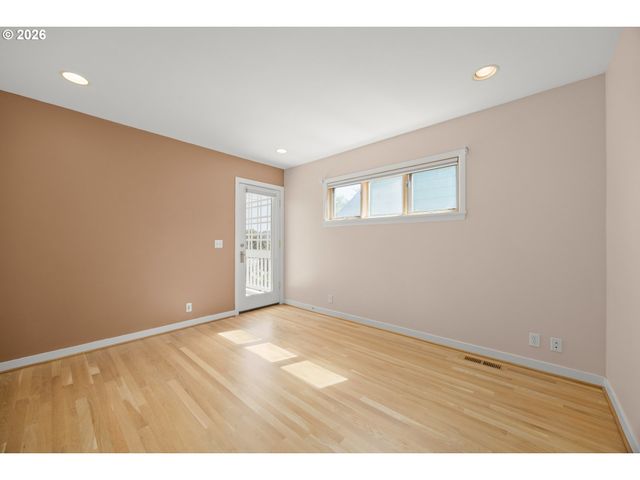 70 Grand View Dr, Eugene, OR 97405