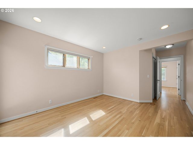 70 Grand View Dr, Eugene, OR 97405