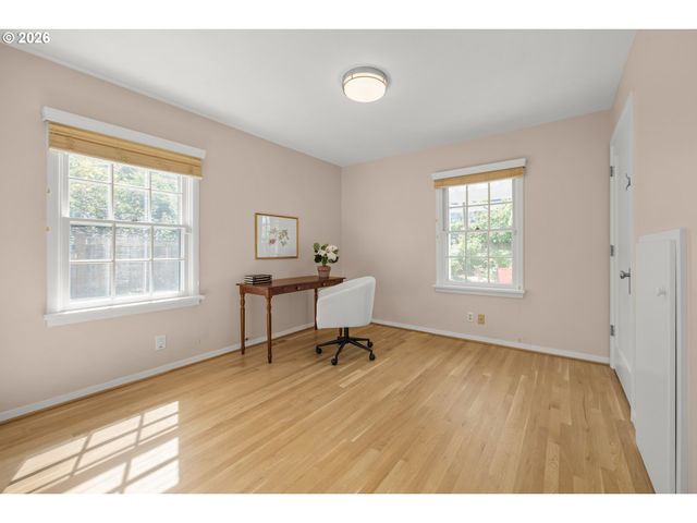 70 Grand View Dr, Eugene, OR 97405