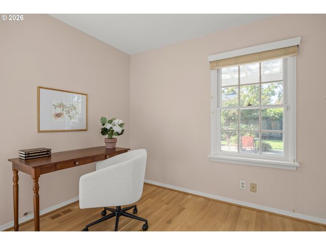 70 Grand View Dr, Eugene, OR 97405