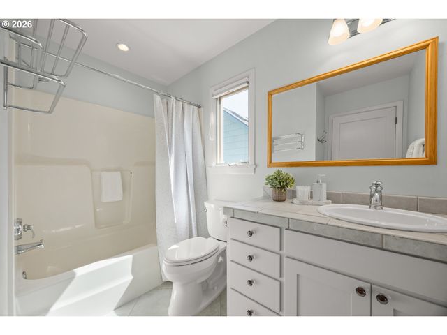 70 Grand View Dr, Eugene, OR 97405