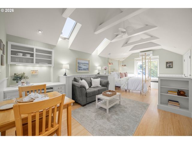 70 Grand View Dr, Eugene, OR 97405