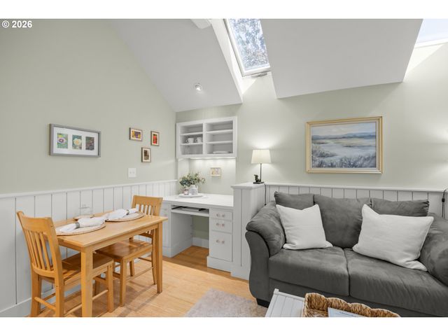 70 Grand View Dr, Eugene, OR 97405