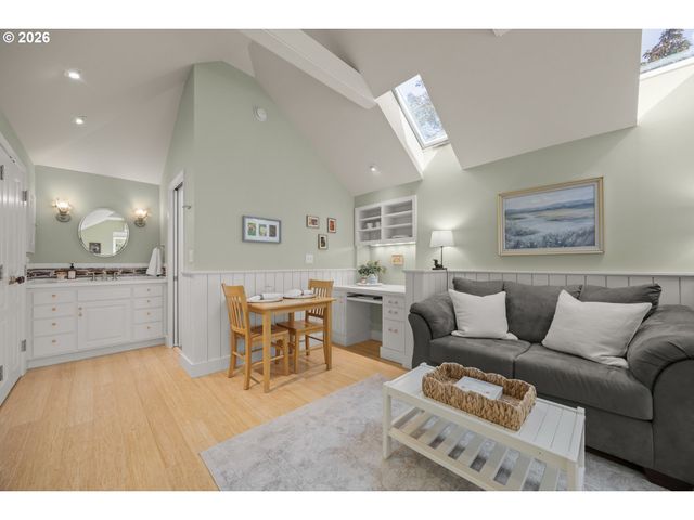 70 Grand View Dr, Eugene, OR 97405