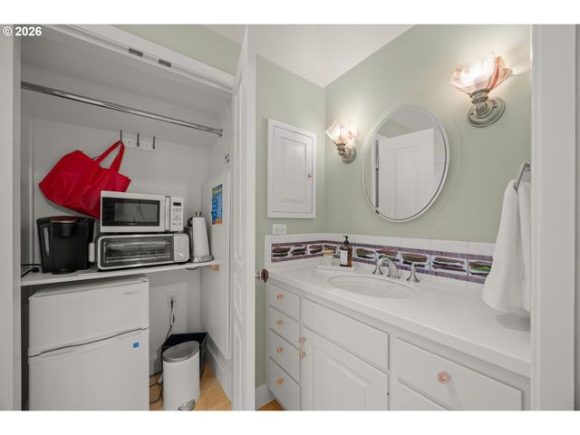 70 Grand View Dr, Eugene, OR 97405