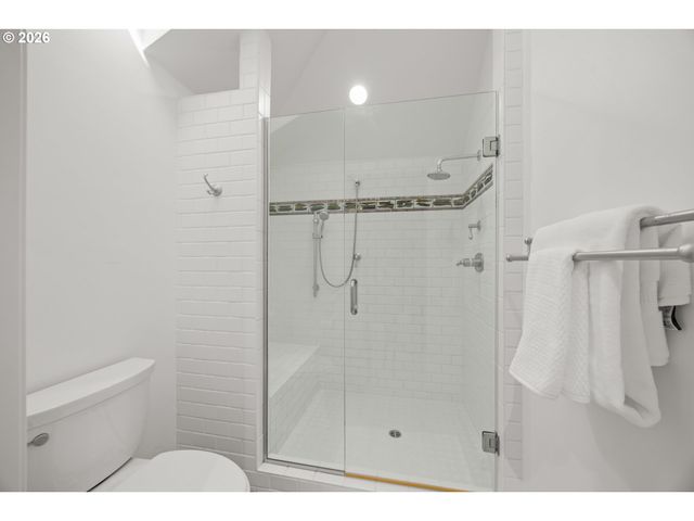 70 Grand View Dr, Eugene, OR 97405