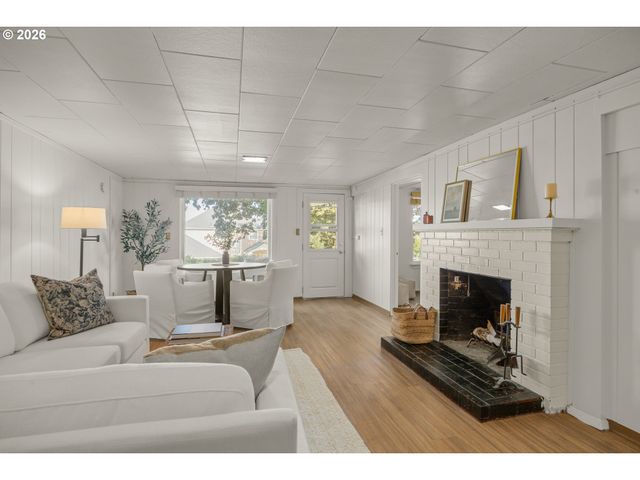70 Grand View Dr, Eugene, OR 97405