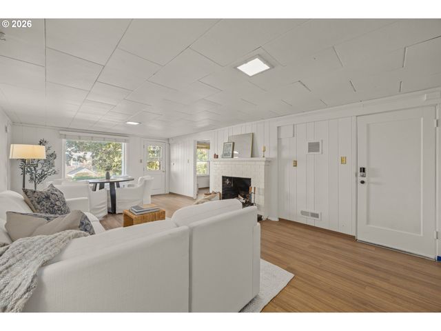 70 Grand View Dr, Eugene, OR 97405