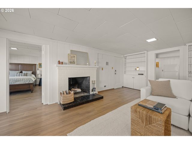 70 Grand View Dr, Eugene, OR 97405