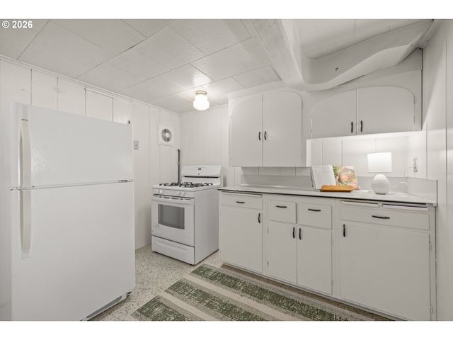 70 Grand View Dr, Eugene, OR 97405