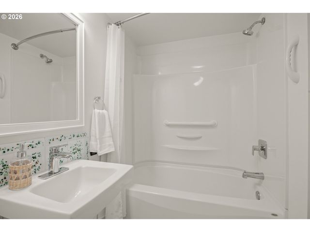 70 Grand View Dr, Eugene, OR 97405